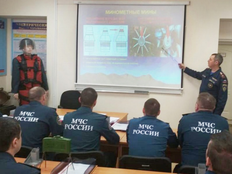 Занятия по подготовке пиротехников для выполнения работ по очистке местности от ВОП на территории Республики Южная Осетия