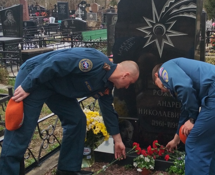 День памяти сотрудников МЧС России, погибших при исполнении служебных обязанностей