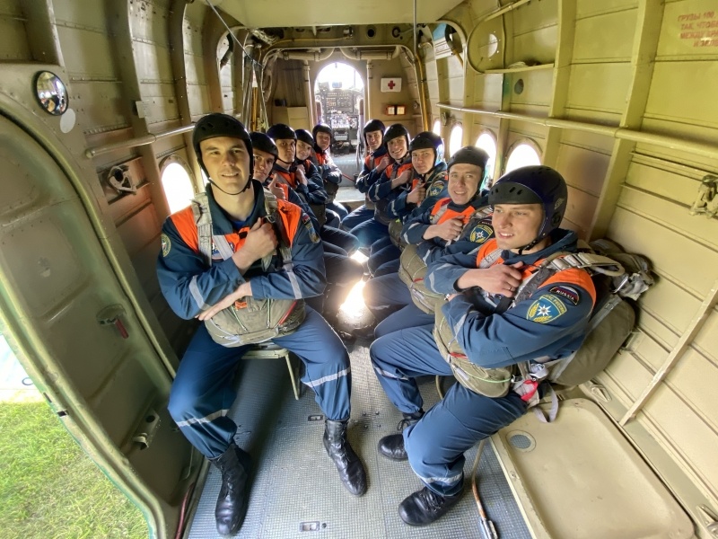 Спасатели-десантники Центра отмечают 90-летие ВДВ в небе!