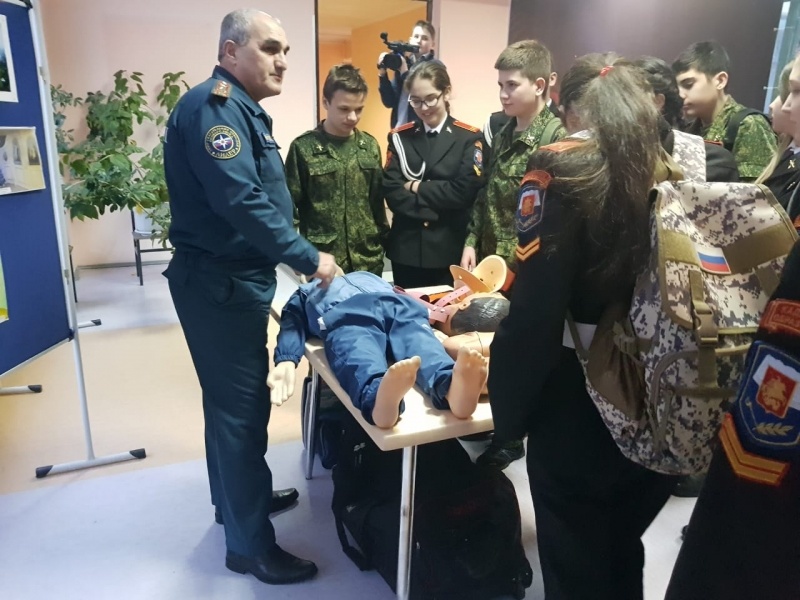 Сотрудники Центра «Лидер» провели для учащихся кадетских классов урок «Мужества»