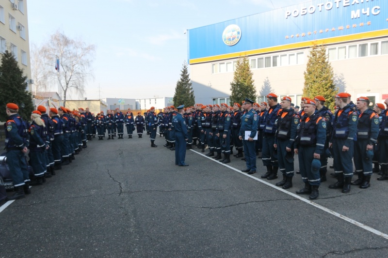 Строевой смотр готовности личного состава Центра в спасательной летней форме одежды