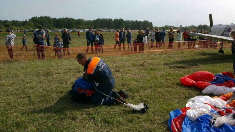 Показательные выступления десантников Центра "Лидер" в честь знаменитого Ан-2