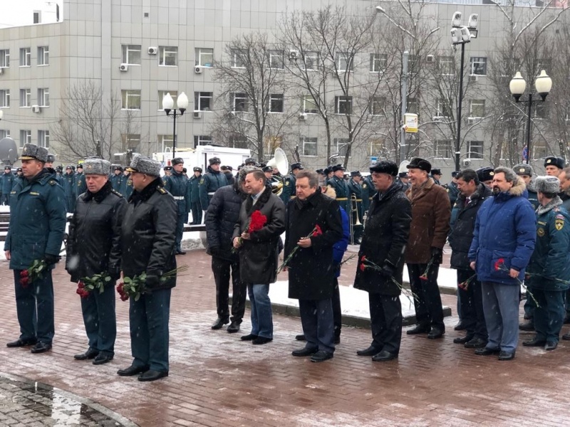 Торжественная церемония возложения цветов к комплексу памятников «Пожарным и спасателям» и «Ветеранам МЧС России»