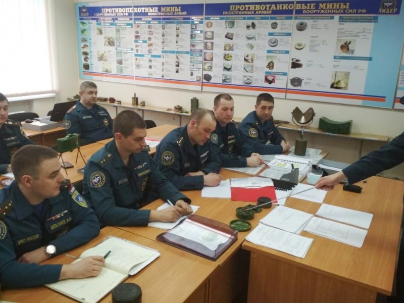 Занятия по подготовке пиротехников для выполнения работ по очистке местности от ВОП на территории Республики Южная Осетия