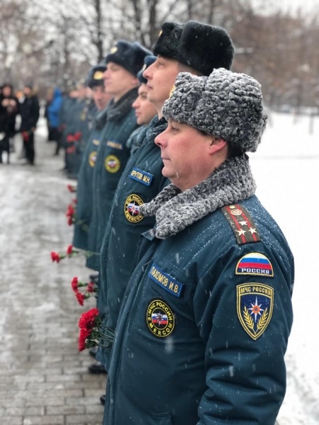 Торжественная церемония возложения цветов к комплексу памятников «Пожарным и спасателям» и «Ветеранам МЧС России»