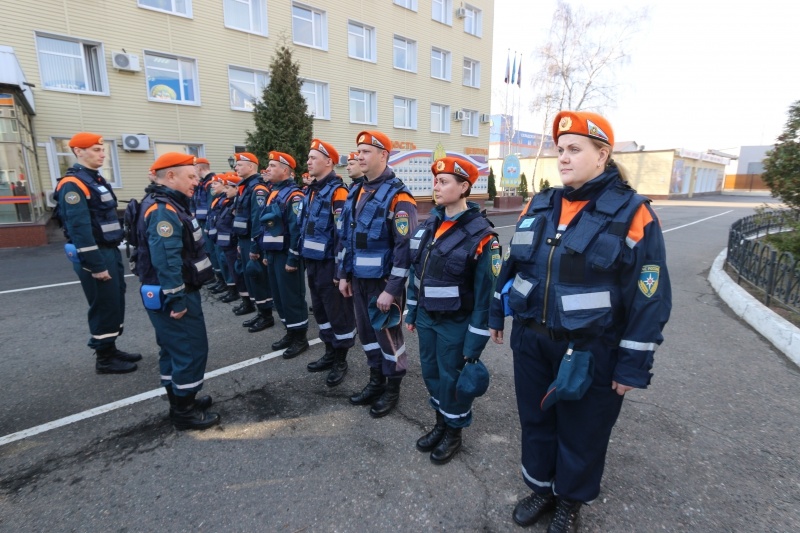 Строевой смотр готовности личного состава Центра в спасательной летней форме одежды