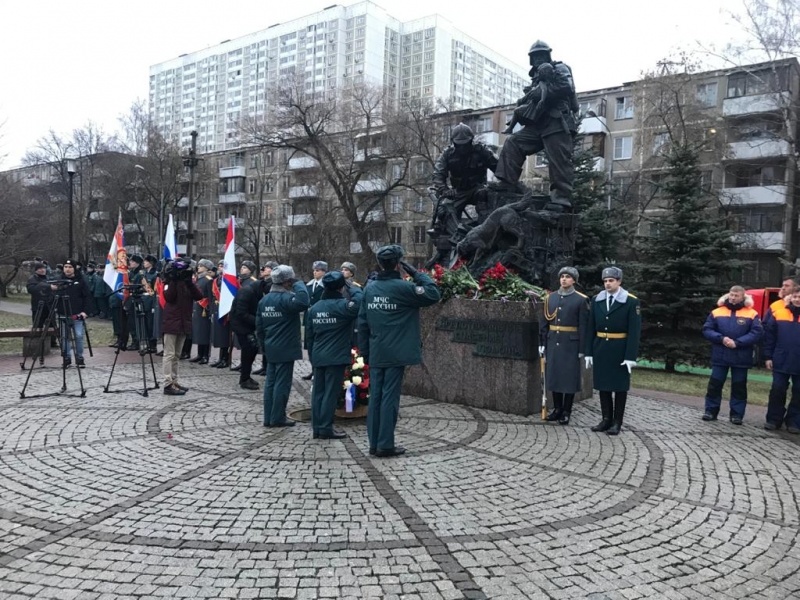 Торжественная церемония возложения цветов к комплексу памятников «Пожарным и спасателям» и «Ветеранам МЧС России»