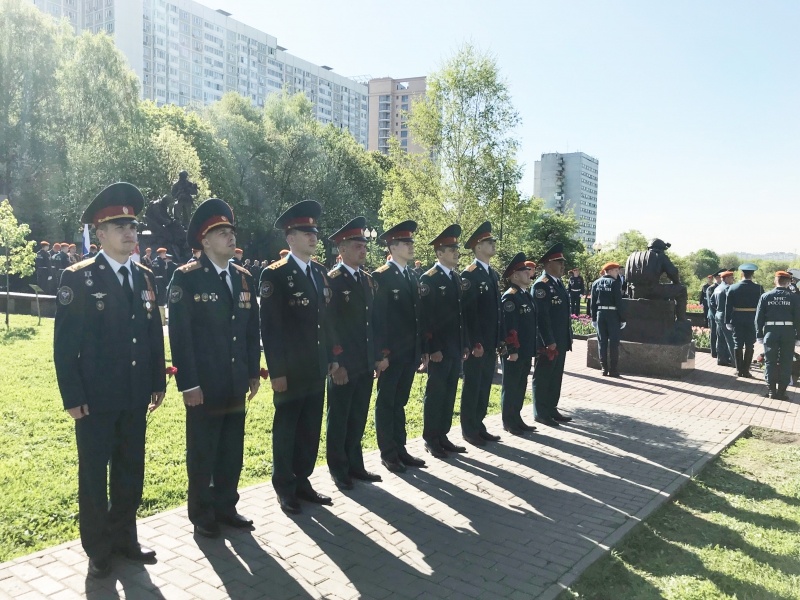 Торжественная церемония возложения цветов к комплексу памятников «Пожарным и спасателям» и «Ветеранам МЧС России»