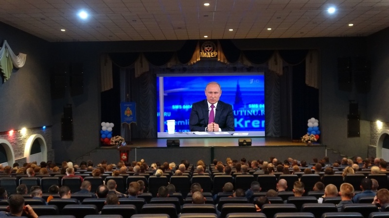 Трансляция "Прямой линии с Владимиром Путиным"