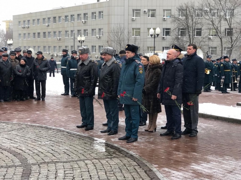 Торжественная церемония возложения цветов к комплексу памятников «Пожарным и спасателям» и «Ветеранам МЧС России»