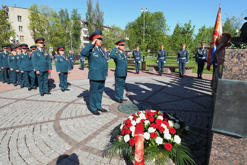 Торжественная церемония возложения цветов к комплексу памятников «Пожарным и спасателям» и «Ветеранам МЧС России»
