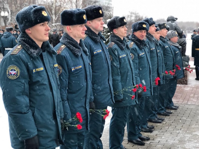 Торжественная церемония возложения цветов к комплексу памятников «Пожарным и спасателям» и «Ветеранам МЧС России» Торжественная церемония возложения цветов к комплексу памятников «Пожарным и спасателям» и «Ветеранам МЧС России»