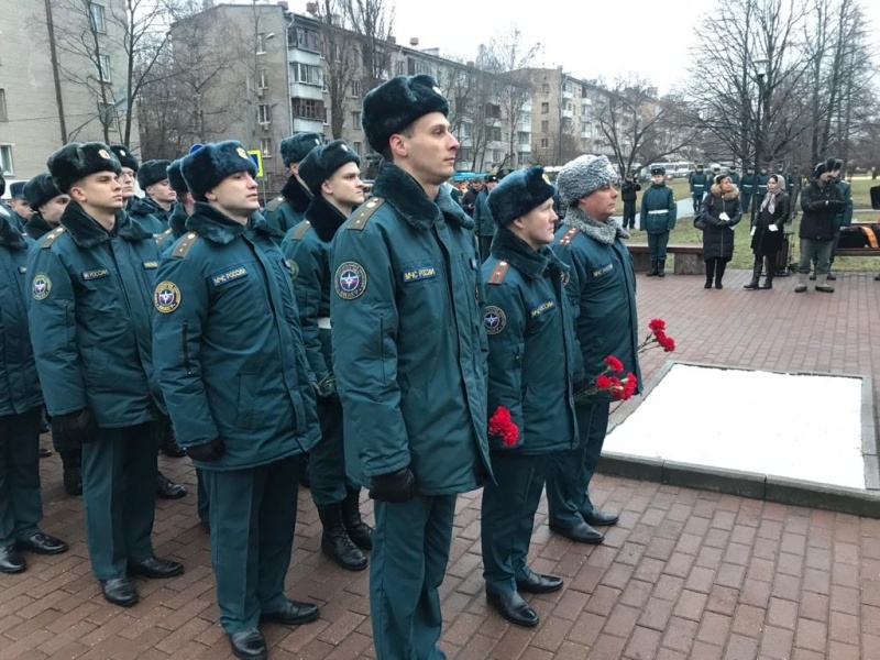Торжественная церемония возложения цветов к комплексу памятников «Пожарным и спасателям» и «Ветеранам МЧС России» Торжественная церемония возложения цветов к комплексу памятников «Пожарным и спасателям» и «Ветеранам МЧС России»