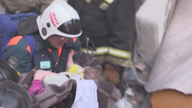 Продолжаются аварийно-спасательные работы в Магнитогорске - спасли ребенка. Видео