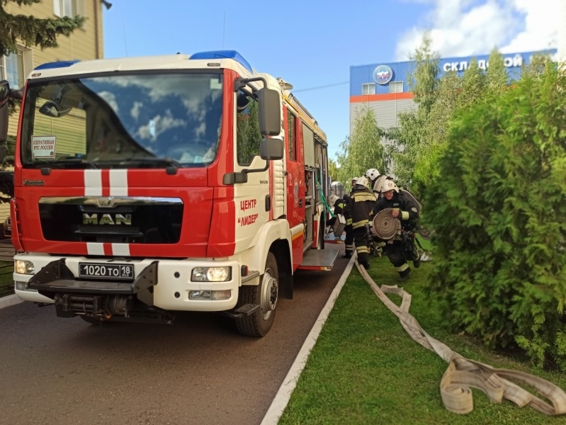 Практическая отработка действий по тушению пожаров в жилых зданиях