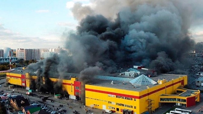 Сотрудники Центра "Лидер" тушат пожар на строительном рынке "Синдика"