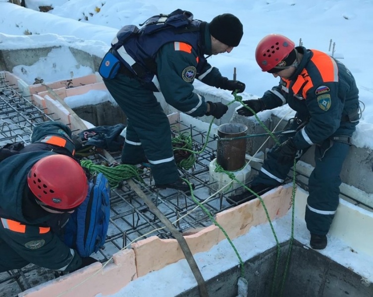 Спасатели Центра извлекли пострадавшего, который упал в вентиляционную шахту глубиной 10 м
