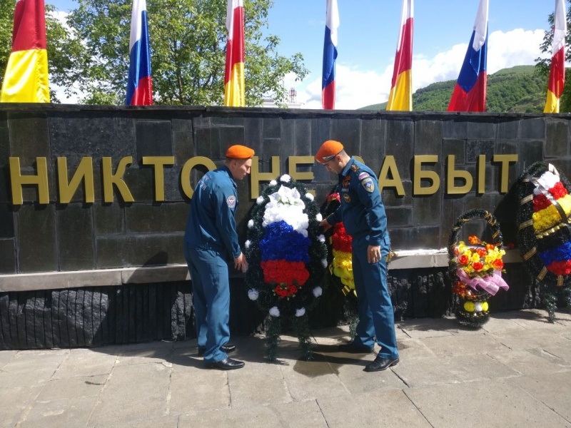 Возложение цветов и венков на мемориальном комплексе г. Цхинвала