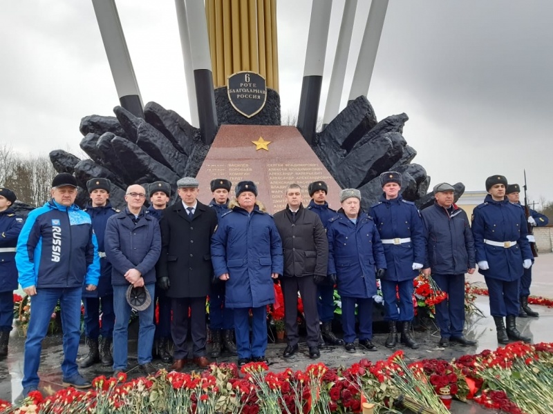Возложение цветов к памятнику военнослужащих 6-й парашютно-десантной роты Возложение цветов к памятнику военнослужащих 6-й парашютно-десантной роты