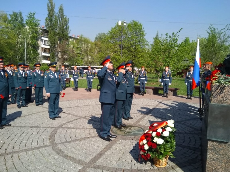Сотрудники Центра возложили цветы в честь Дня Великой Победы